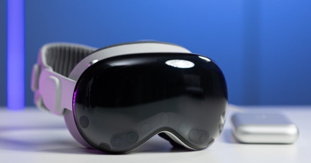 Vision Pro headset dan baterai di atas meja
