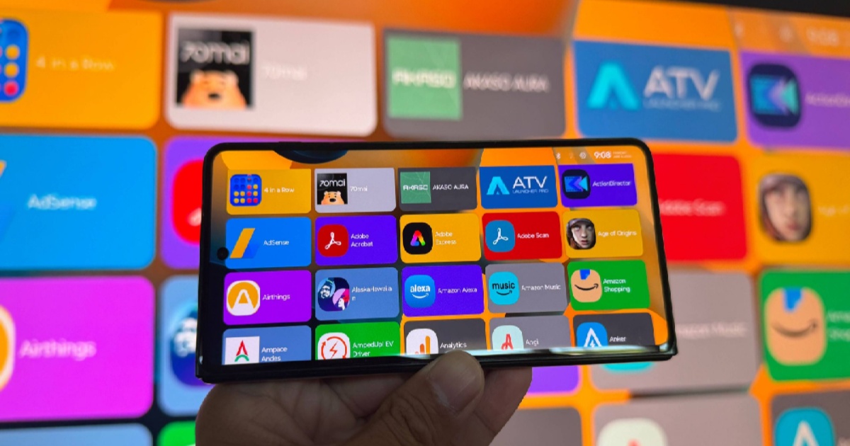Ponsel Android terhubung ke TV dengan antarmuka ATV Launcher menampilkan aplikasi streaming