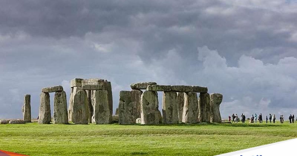 Monumen Stonehenge di Inggris selatan dengan latar langit senja