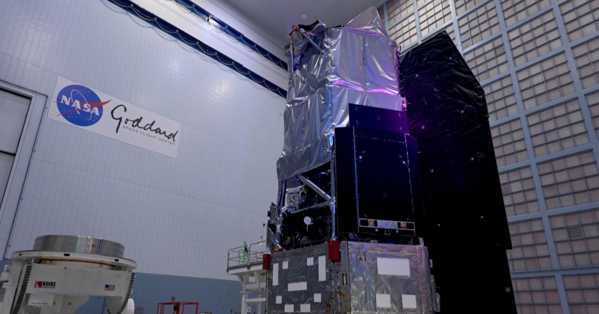 Ilustrasi Nancy Grace Roman Space Telescope dengan latar belakang logo NASA Goddard