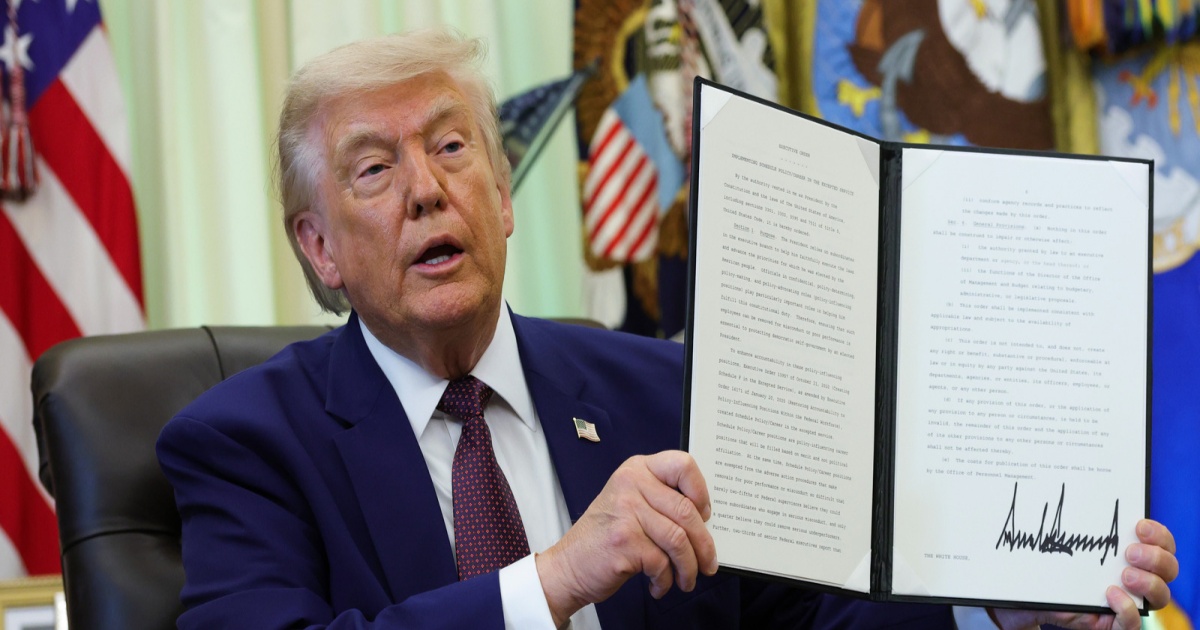 Trump menunjukkan tanda tangan pada perintah eksekutif AI di Gedung Putih