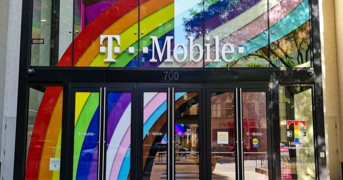 Ilustrasi iPhone Fold dengan latar belakang toko T-Mobile
