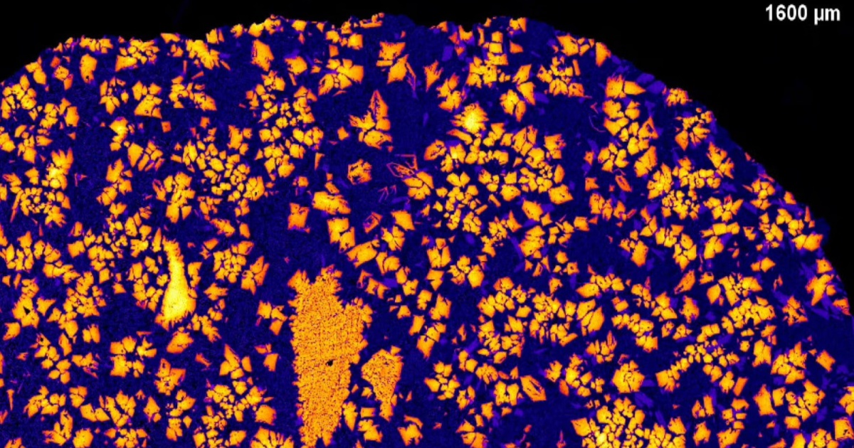 Ilustrasi lubang hitam tidur di pusat galaksi dengan efek pelensaan gravitasi dari JWST