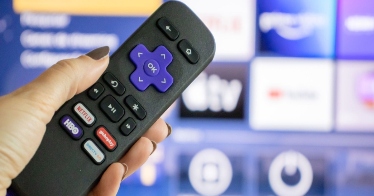 Remote Roku TV di depan layar dengan pengaturan gambar untuk nonton Piala Dunia