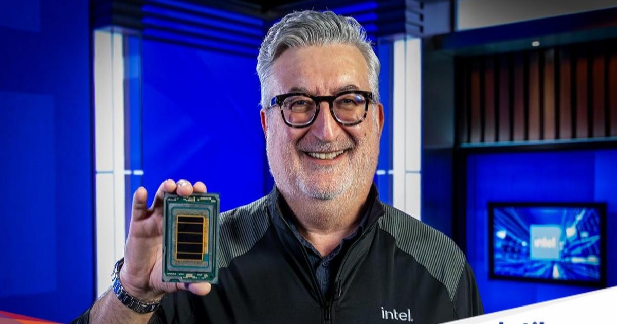 Kevork Kechichan, Executive Vice President Intel, memamerkan prosesor Intel Xeon 6+ di acara peluncuran data center.