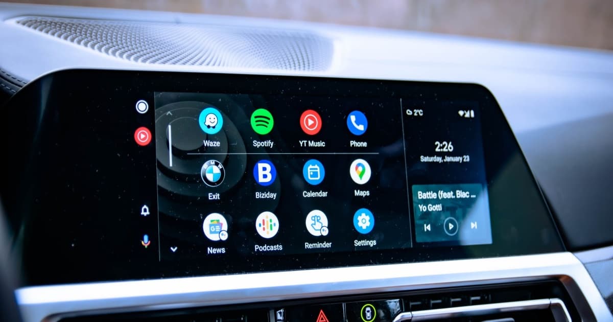 Ilustrasi layar Android Auto dengan aplikasi navigasi dan musik