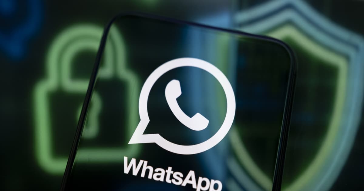 Logo WhatsApp di layar ponsel