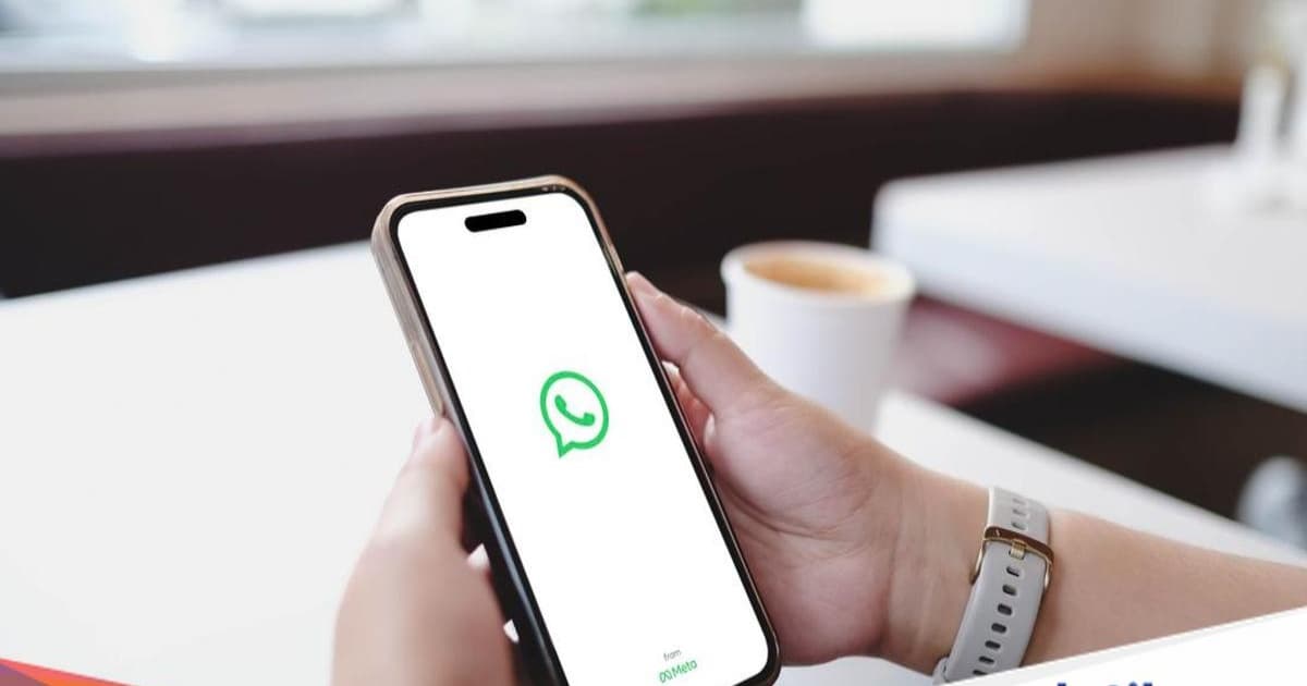 Ilustrasi aplikasi WhatsApp di layar iPhone yang menunjukkan pemberitahuan pembaruan sistem