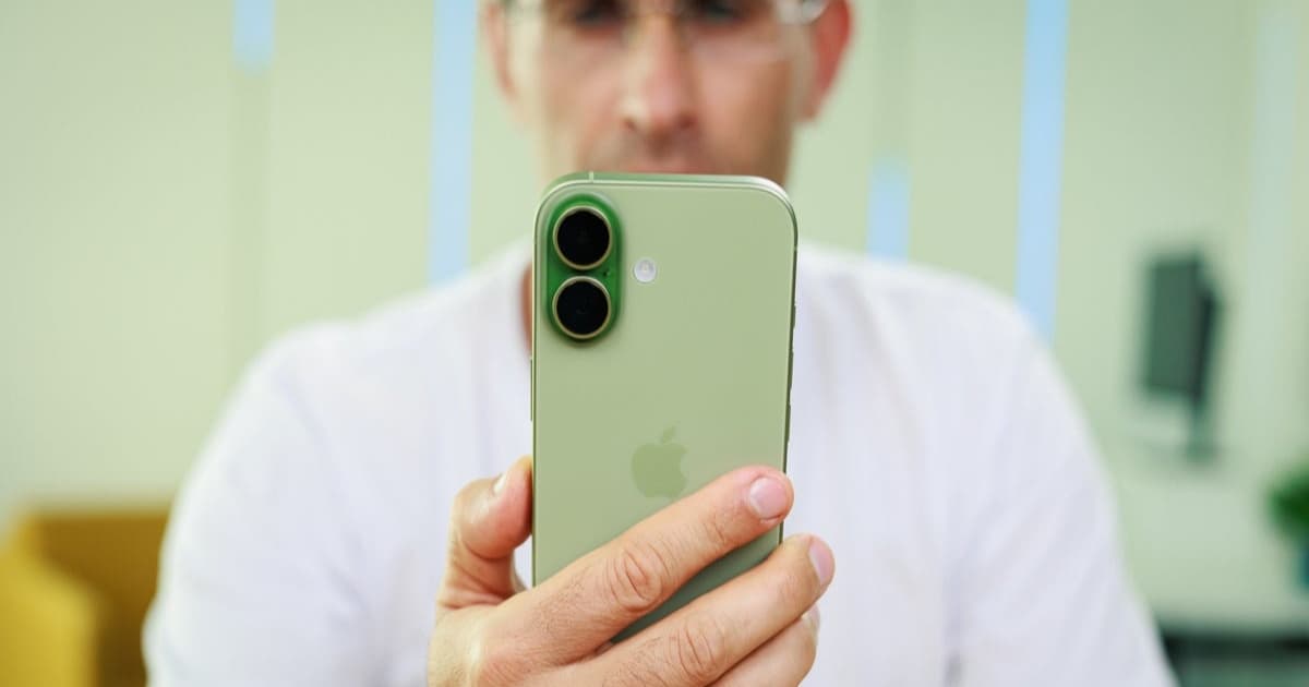 Ilustrasi iPhone 18 standar dengan RAM 12 GB untuk dukung Siri AI