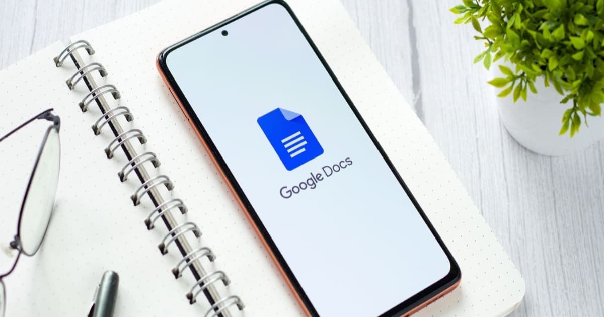 Ilustrasi fitur Voice Typing di Google Docs pada smartphone Android