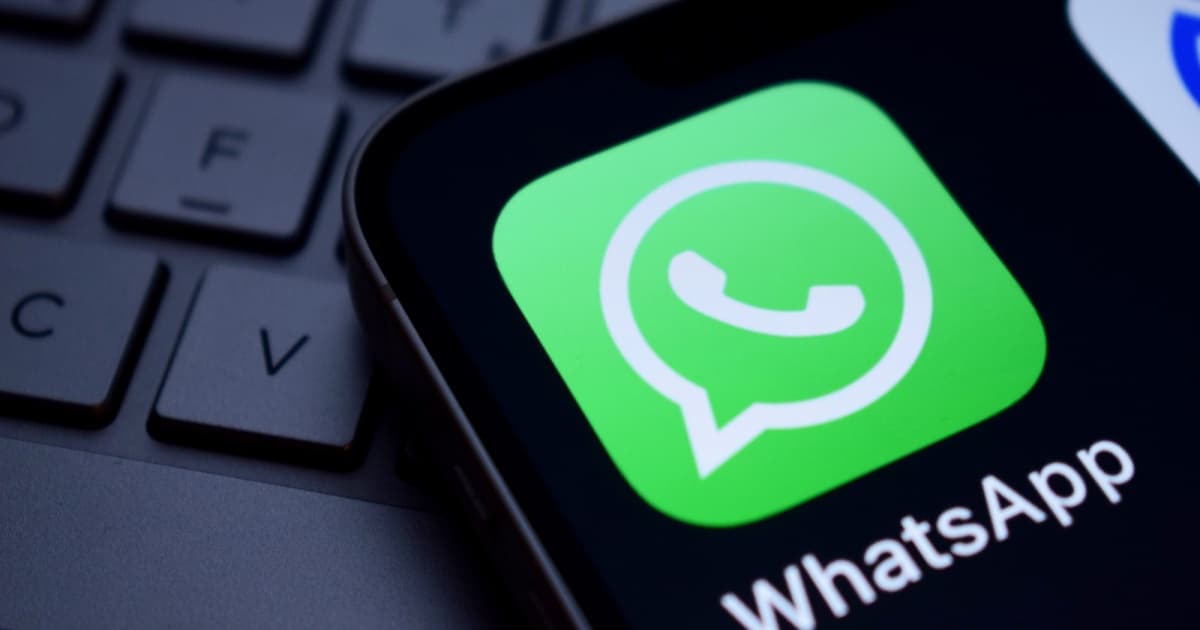 Ikon aplikasi WhatsApp yang menampilkan logo hijau dengan ikon telepon putih di dalam gelembung percakapan, dengan latar belakang warna solid.