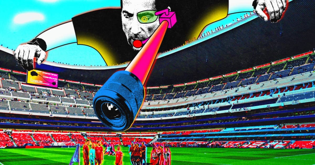Wasit sepak bola dengan kamera mini di headset untuk siaran langsung Piala Dunia
