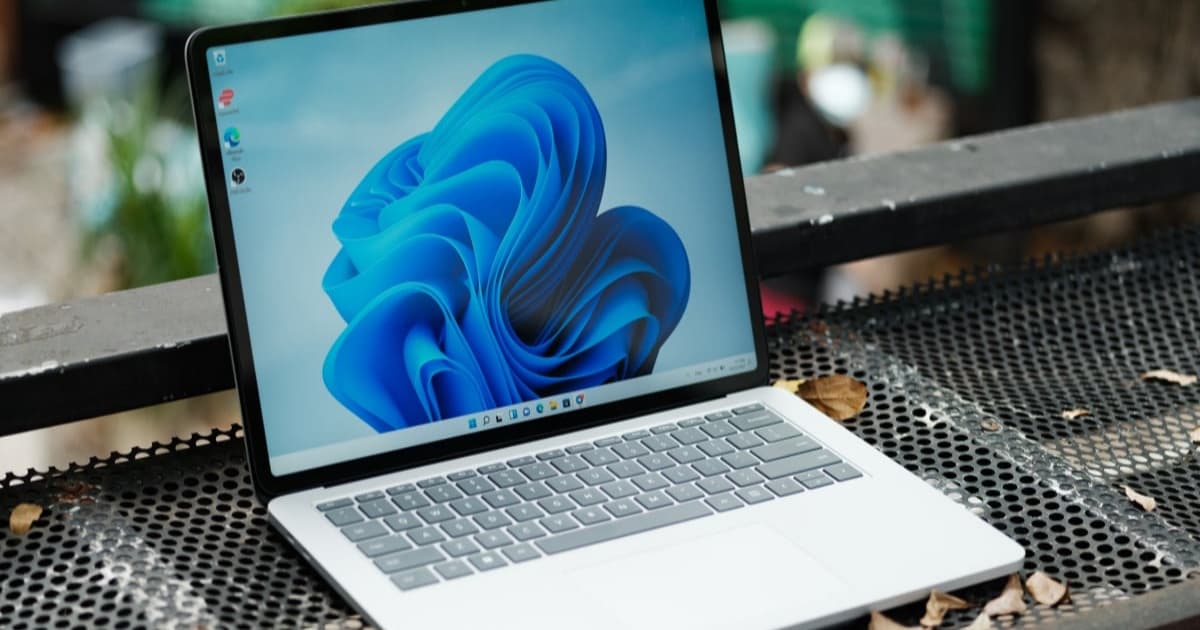 Ilustrasi cara force quit aplikasi frozen di Windows 11 menggunakan Task Manager