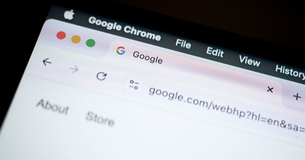 Tampilan notifikasi Chrome update darurat dengan ikon peringatan keamanan