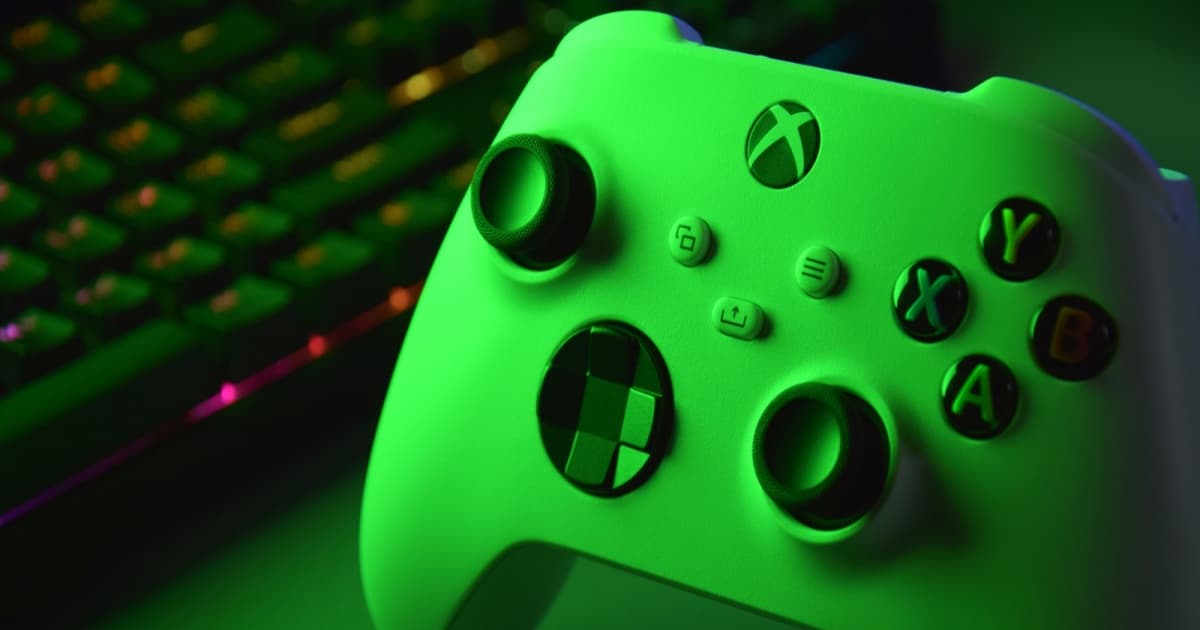 Kontroler Xbox putih dengan cahaya hijau melambangkan krisis keuangan Xbox