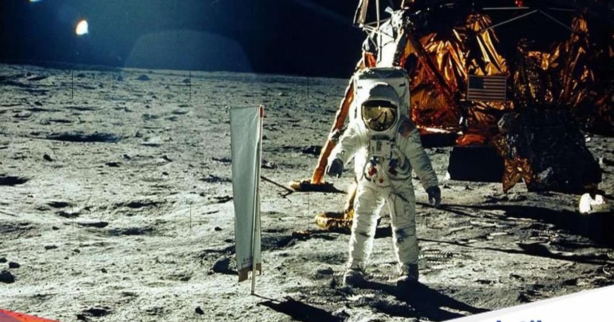Ilustrasi pendaratan Apollo 11 di Bulan pada 20 Juli 1969