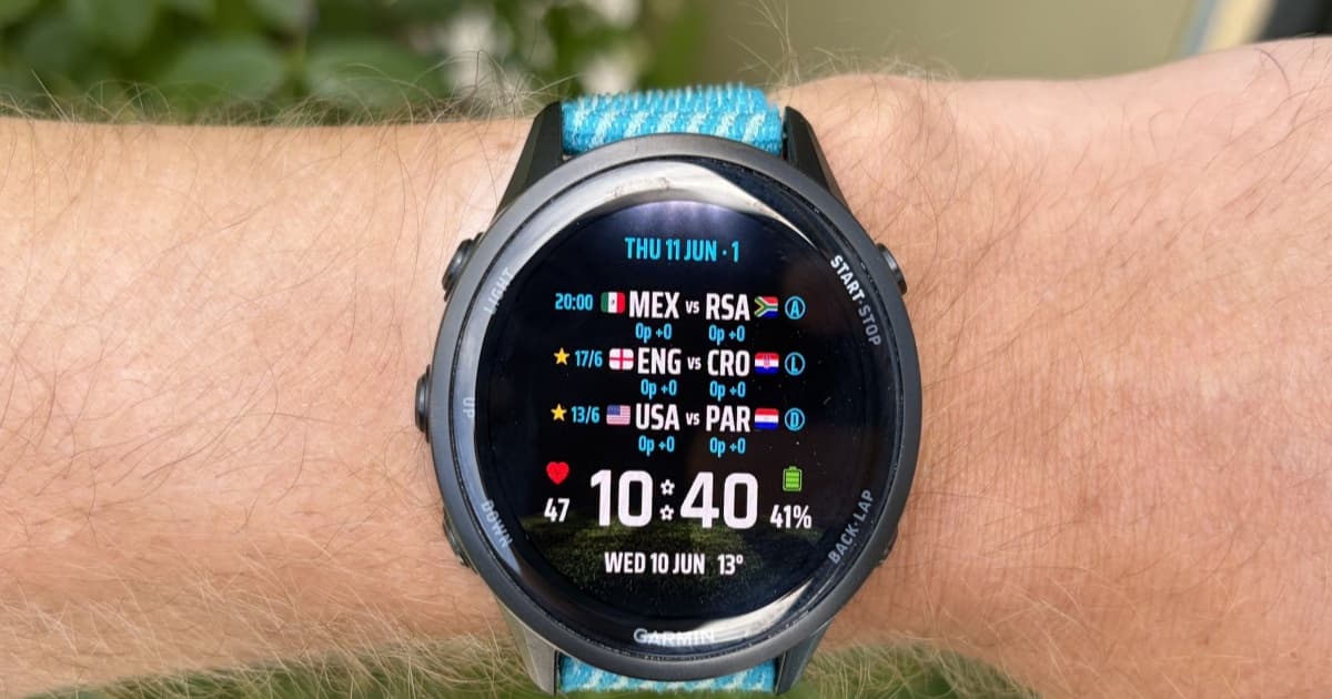 Tampilan watch face Garmin Forerunner 970 dengan jadwal Piala Dunia 2026
