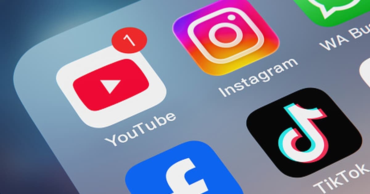 Aplikasi YouTube di layar ponsel dengan fitur perpesanan langsung