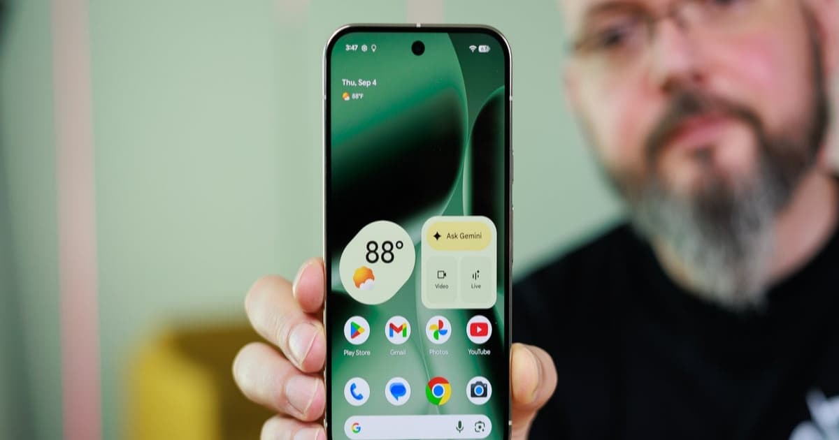 Seorang pria memegang ponsel Google Pixel 10 Pro yang menampilkan layar beranda.