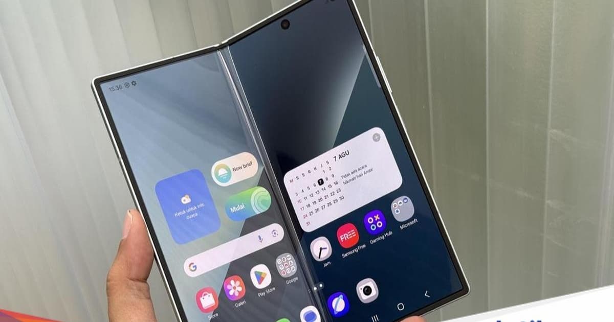 Samsung Galaxy Z Fold7 warna Mint dengan layar terbuka