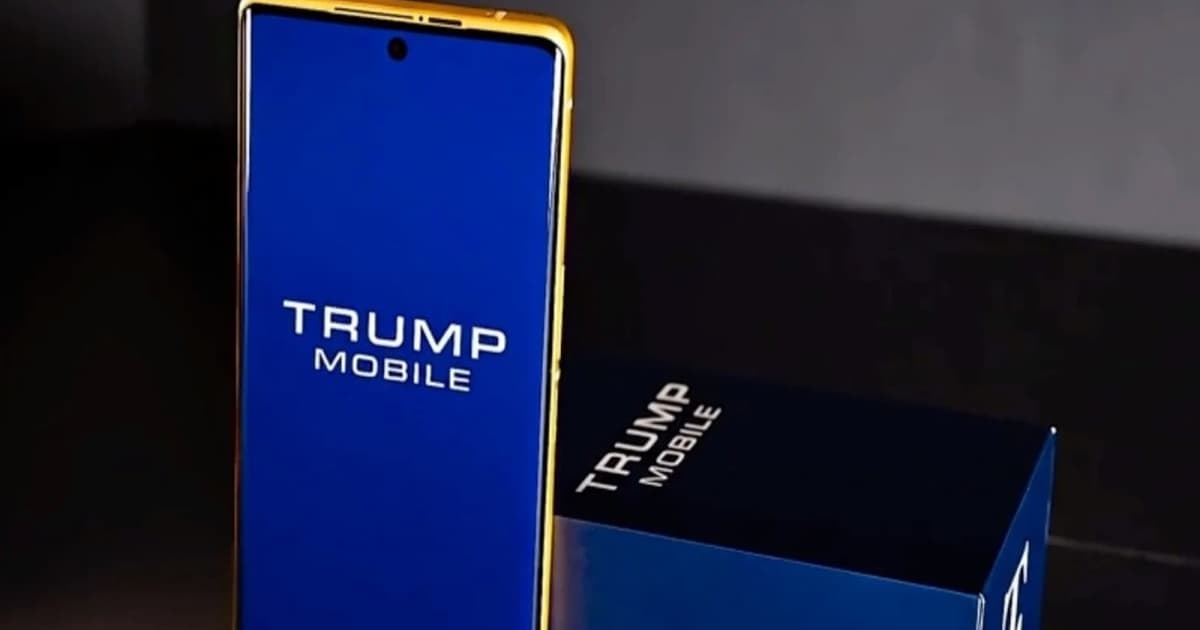 Ponsel Trump T1 dengan kemasan bertuliskan Trump Mobile