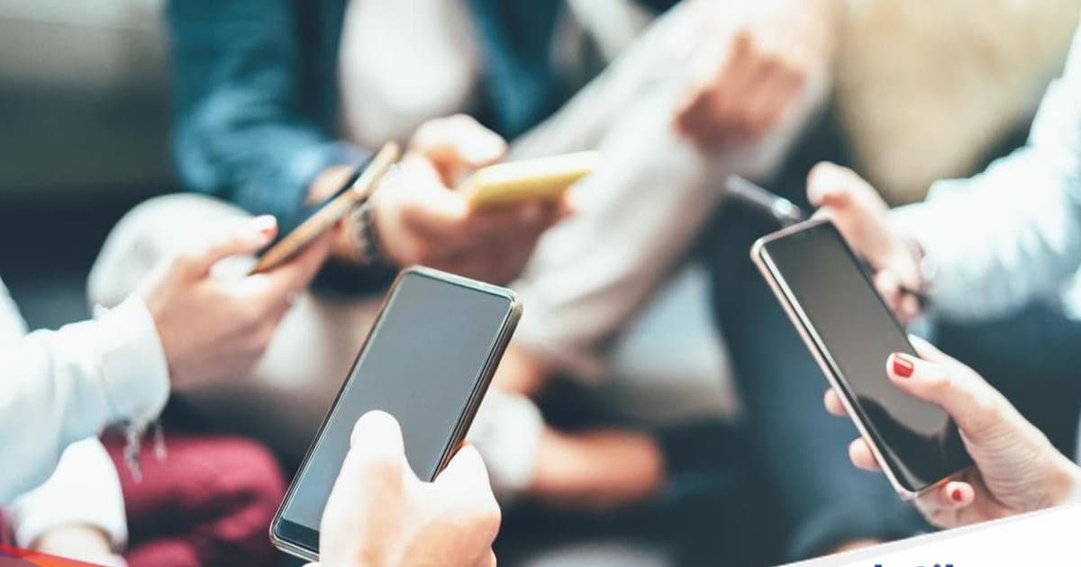 Ilustrasi penggunaan smartphone yang disebut sebagai biang kerok penurunan angka kelahiran