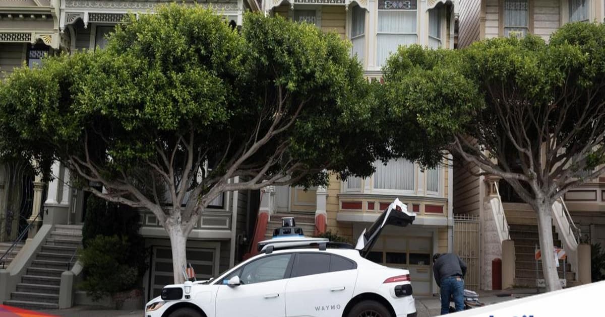 Ilustrasi taksi robot Waymo di jalanan San Francisco dengan kamera dan sensor canggih
