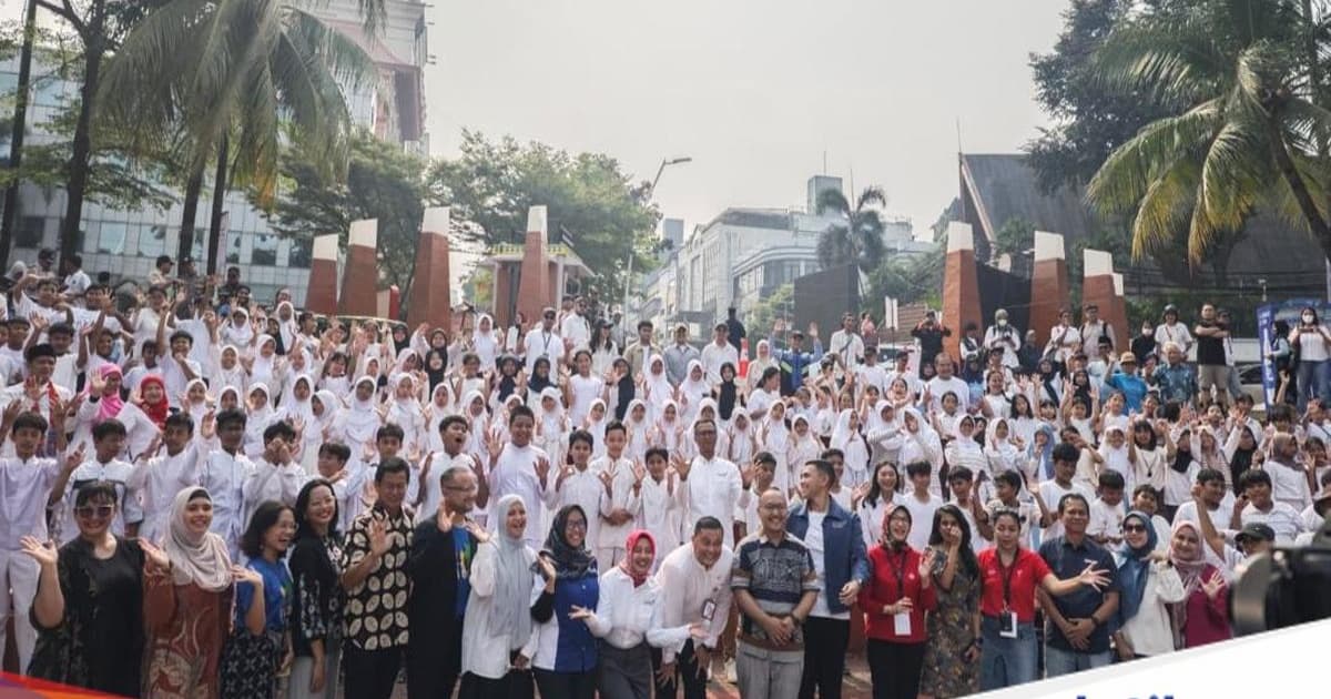 Anak-anak bermain di taman dalam program Tunas Anak Jakarta yang digagas Komdigi