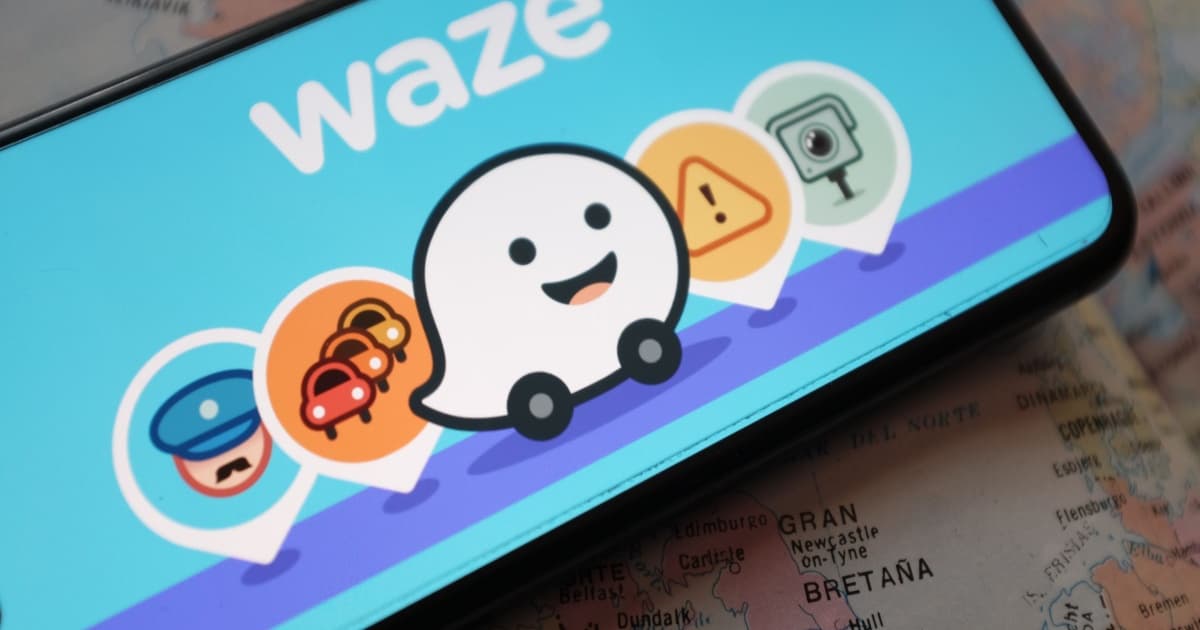 Tampilan aplikasi Waze di ponsel dengan peta navigasi