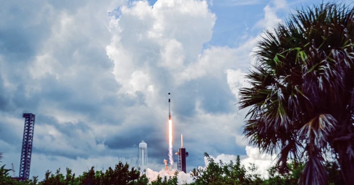 SpaceX meluncurkan roket Falcon 9 dari landasan peluncuran di Texas selatan.