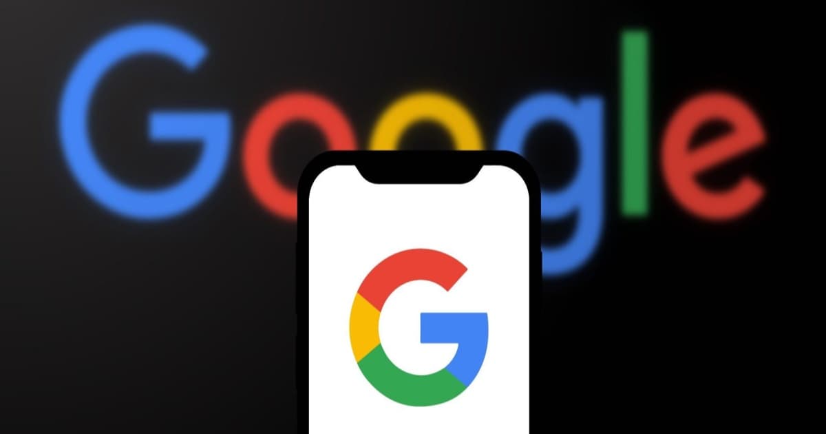 Ilustrasi logo Google dengan latar belakang logo Google di ponsel