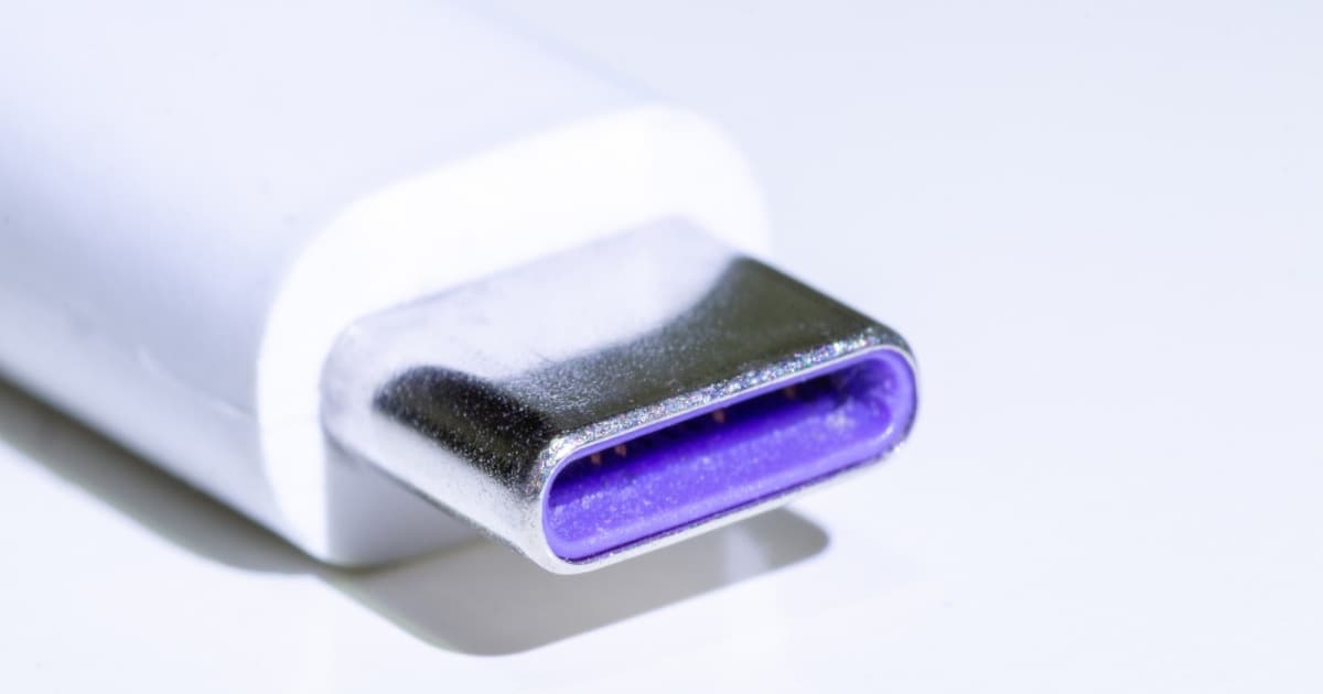 Konektor USB-C dengan plastik ungu di bagian dalamnya