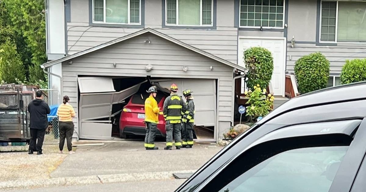 Mobil Tesla merah tersangkut di pintu garasi yang hancur di Redmond, Washington
