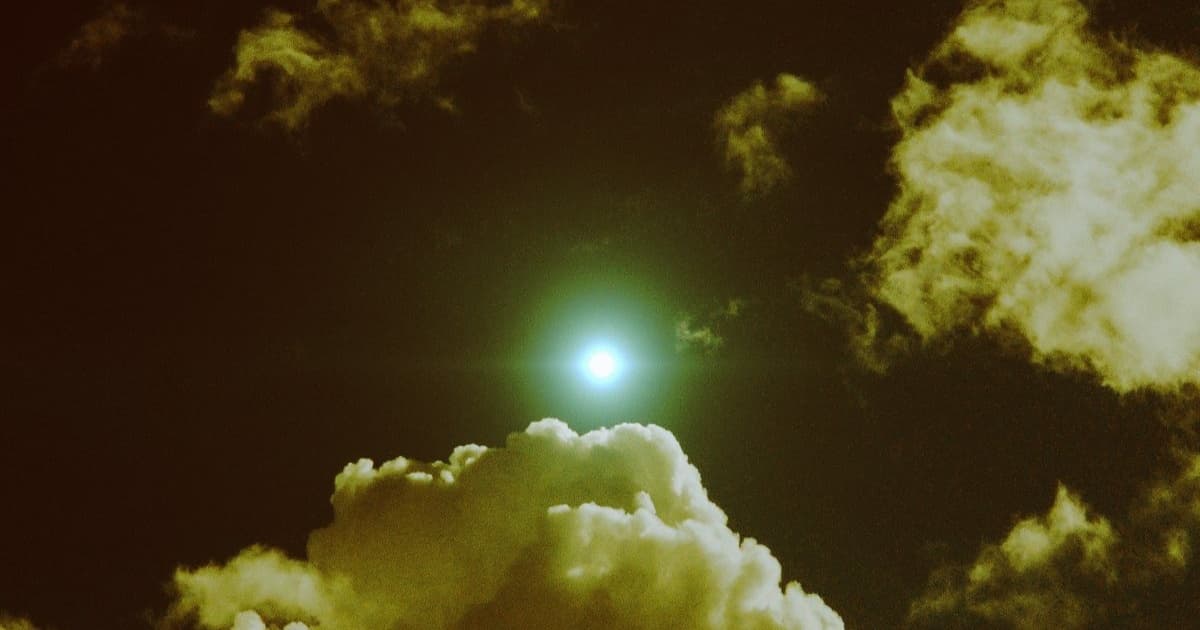 Ilustrasi drone otonom di langit malam dengan sorotan cahaya.