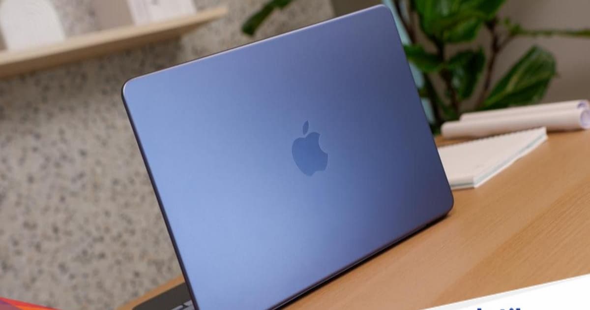 MacBook Neo dengan latar belakang gelap
