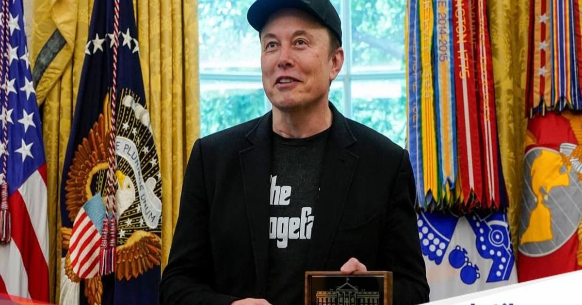 Elon Musk menerima kunci Gedung Putih dari Presiden Donald Trump di Washington, D.C., Mei 2025.