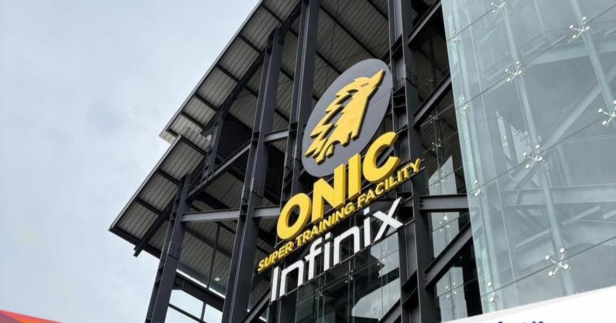 Tim Onic Esports merayakan kemenangan di MPL ID dengan latar panggung penuh lampu