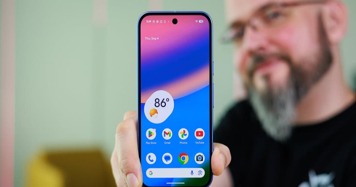 Seorang pria menunjukkan layar Google Pixel 10 dengan fitur-fitur canggih