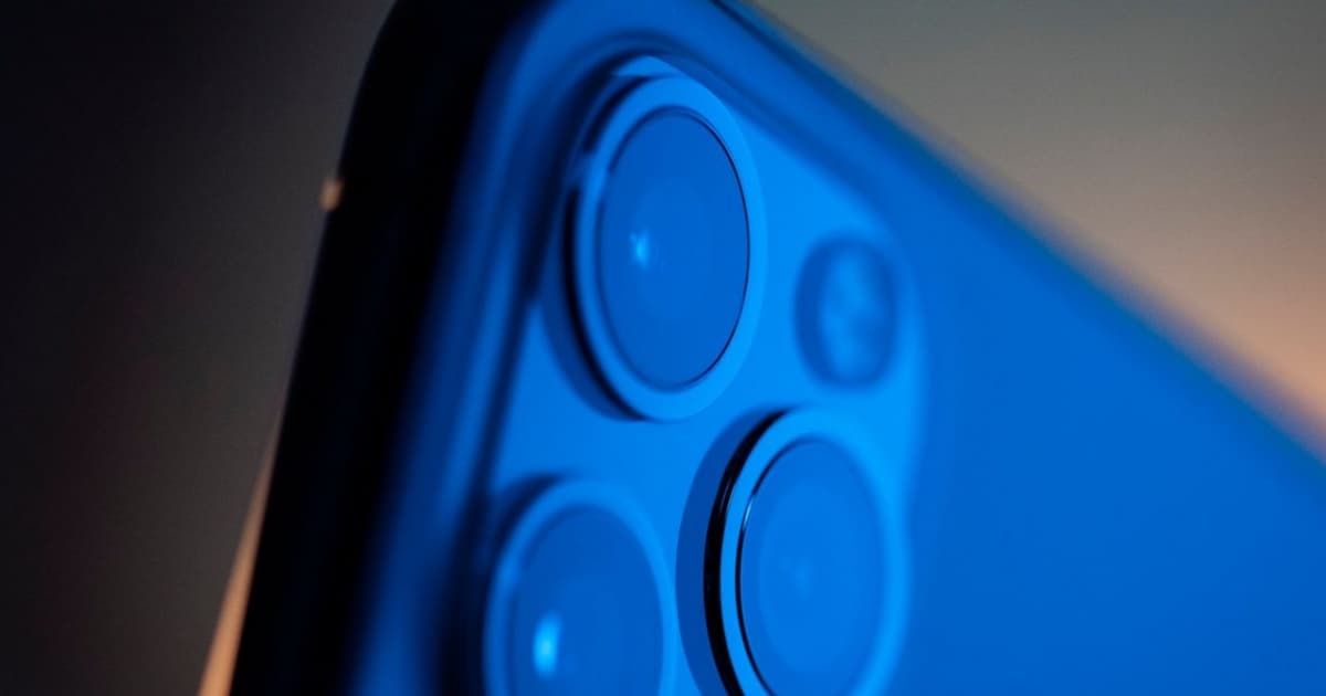 Ilustrasi pembaruan iOS 27 pada layar iPhone 11 yang menampilkan peningkatan kecepatan dan performa.