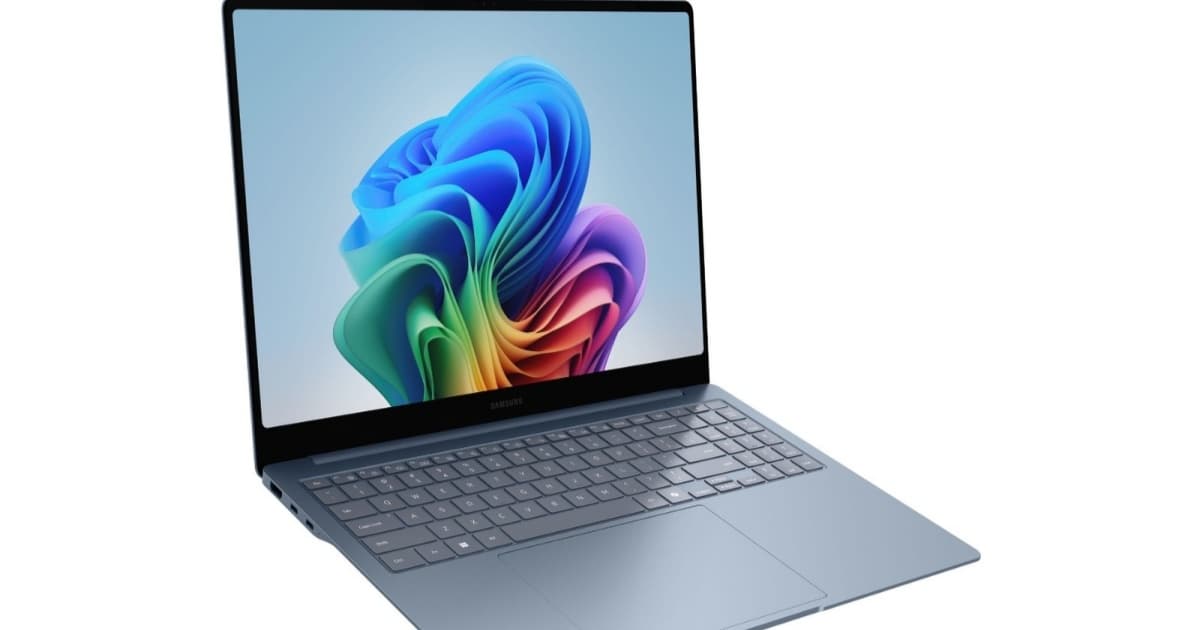 Laptop Samsung Galaxy Book 6 Edge terbuka dengan layar AMOLED