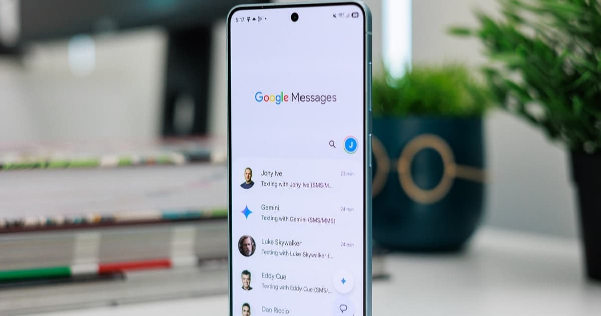 Tampilan antarmuka Google Messages di ponsel Samsung Galaxy dengan daftar obrolan beberapa kontak.