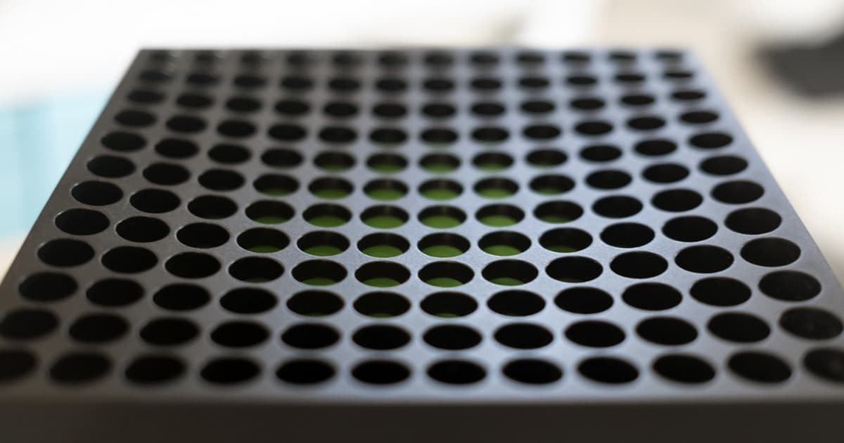 Konsol Xbox Series X dengan logo hijau khas Microsoft