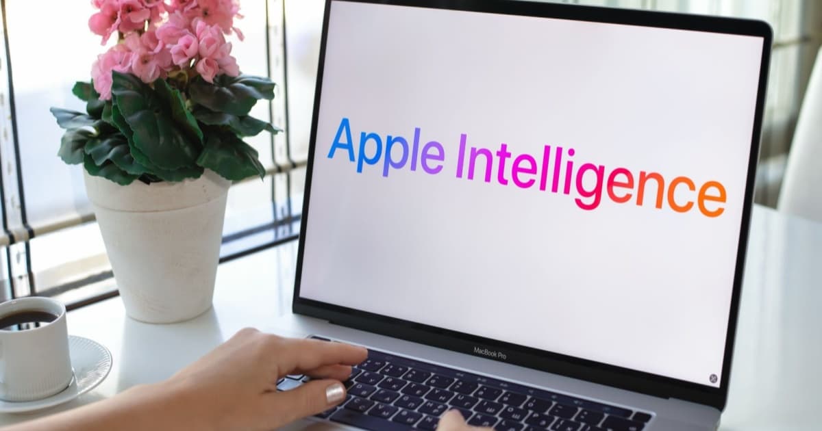 Apple Intelligence pada perangkat Apple dengan latar belakang logo Apple