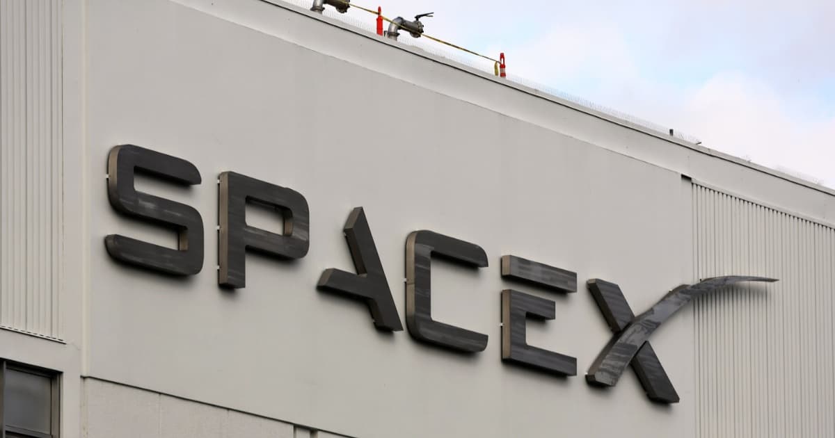 Logo SpaceX terlihat di sisi sebuah bangunan