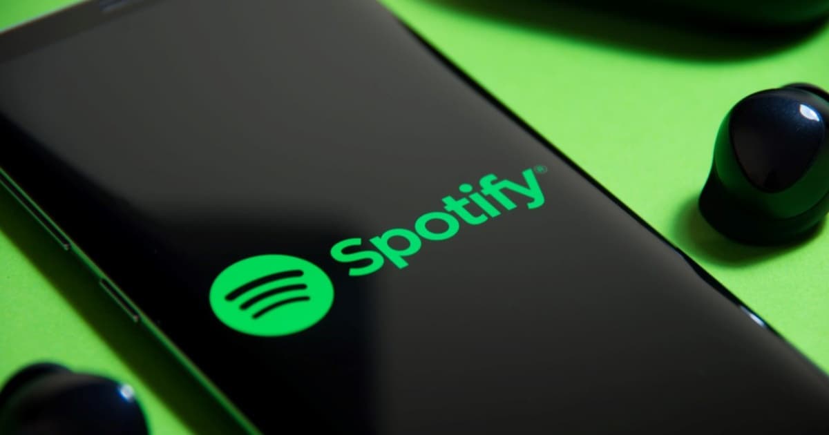 Ilustrasi logo Spotify dengan latar belakang gelap dan efek peringatan gangguan