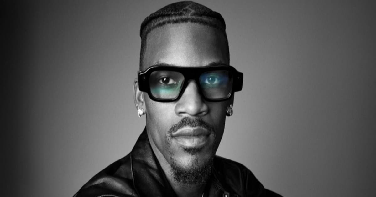 Kacamata augmented reality SPECS dari Snap dengan desain futuristik dan dua varian ukuran