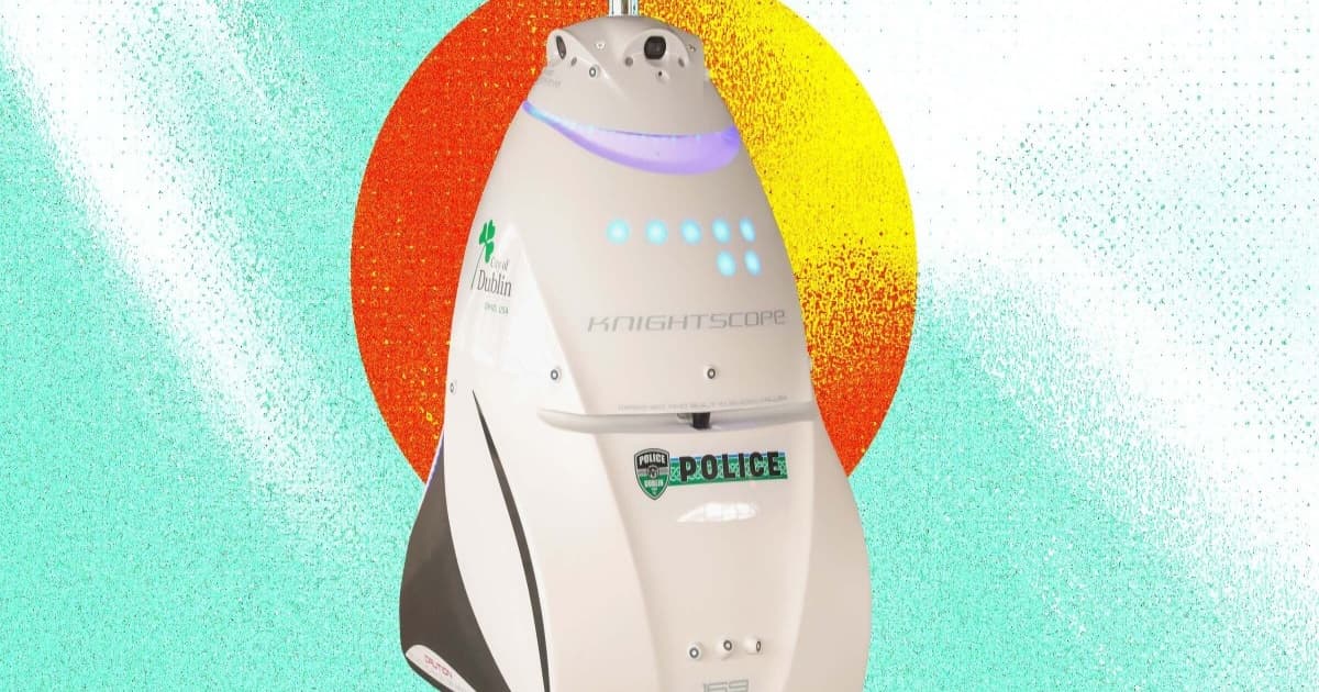 Ilustrasi robot patroli otonom Knightscope K5 bernama DubBot berwarna putih tinggi di area parkir