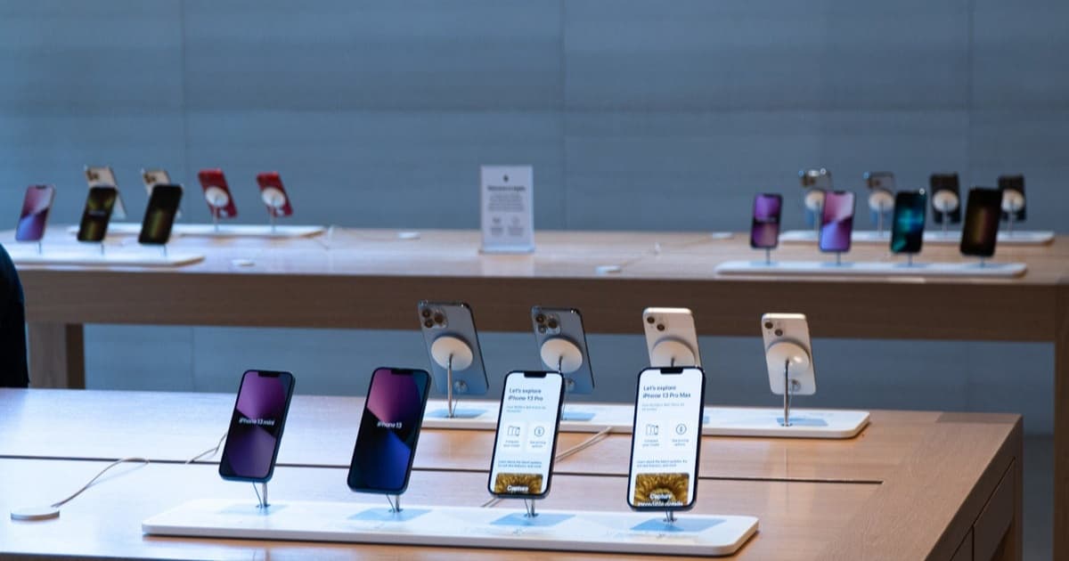 Konsep render iPhone 20 dengan desain all-glass dan kaca melengkung di sisi-sisinya.