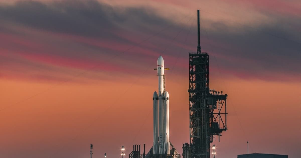 Ilustrasi satelit Starlink SpaceX menyediakan konektivitas 5G langsung ke ponsel di permukaan bumi.