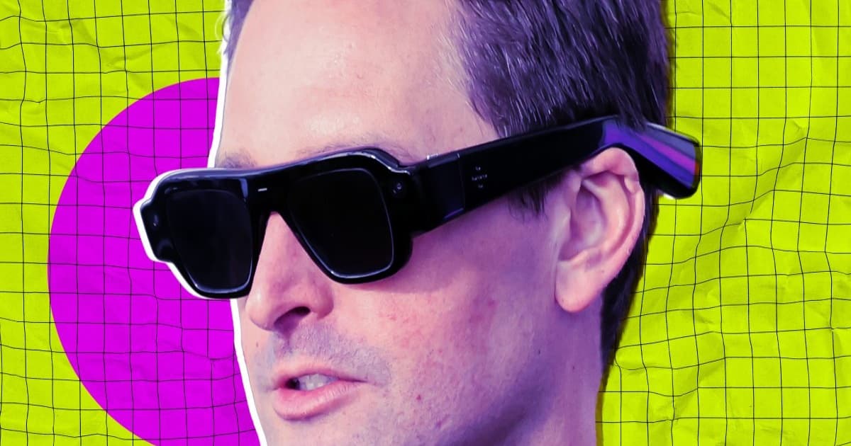 Evan Spiegel mengenakan kacamata AR Snap Specs yang berukuran sangat besar dengan lensa reflektif